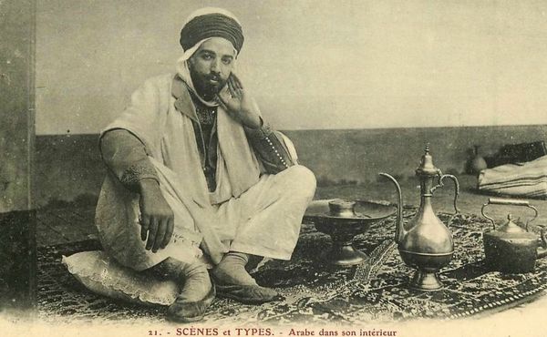 Arabe dans son intérieur