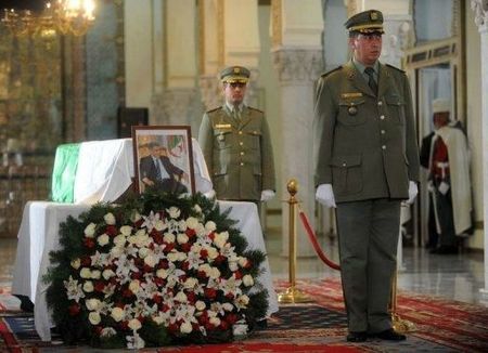 Ahmed-Ben-Bella-des-funerailles-solennelles-dans-Alger-sous-la-pluie_reference
