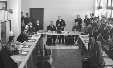 le-7-avril-1962-le-president-algerien-provisoire-abderrahmane-fares-donne-un-discours-apres-la-sign-1