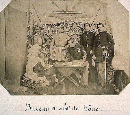 bureau-arabe-a-bone